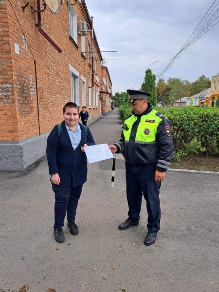 Госавтоинспекторы Правобережного района побеседовали на улицах г.Беслана с пешеходами на тему безопасности дорожного движения