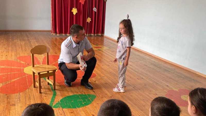 Полицейские Правобережного района встретились с маленькими воспитанниками детского сада и их родителями