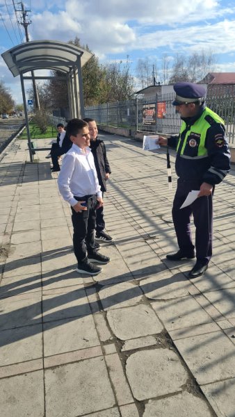 Сотрудники Госавтоинспекции по Правобережному району побеседовали с юными пешеходами около образовательных учреждений
