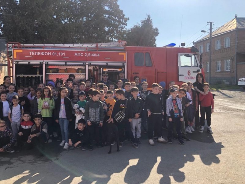 В Северной Осетии педагог в погонах Правобережного района организовала для учащихся экскурсию в пожарную часть